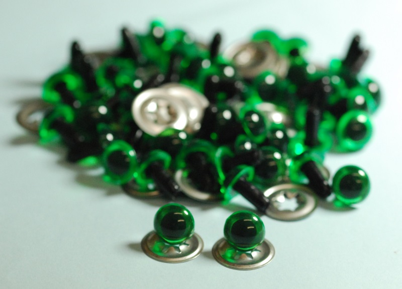 Pack of 50 Pairs 7.5mm Transparent N. Green Crystal Eyes with Metal