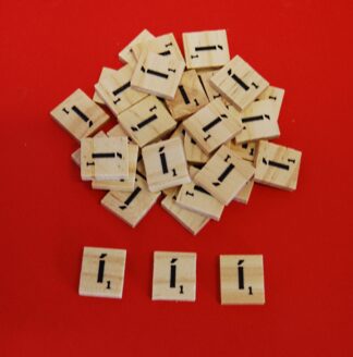 Í Letter Scrabble Tiles