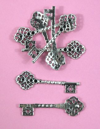 Pack of 10 - Antique Silver Twisted Heart Keys - Metal Charms Steampunk