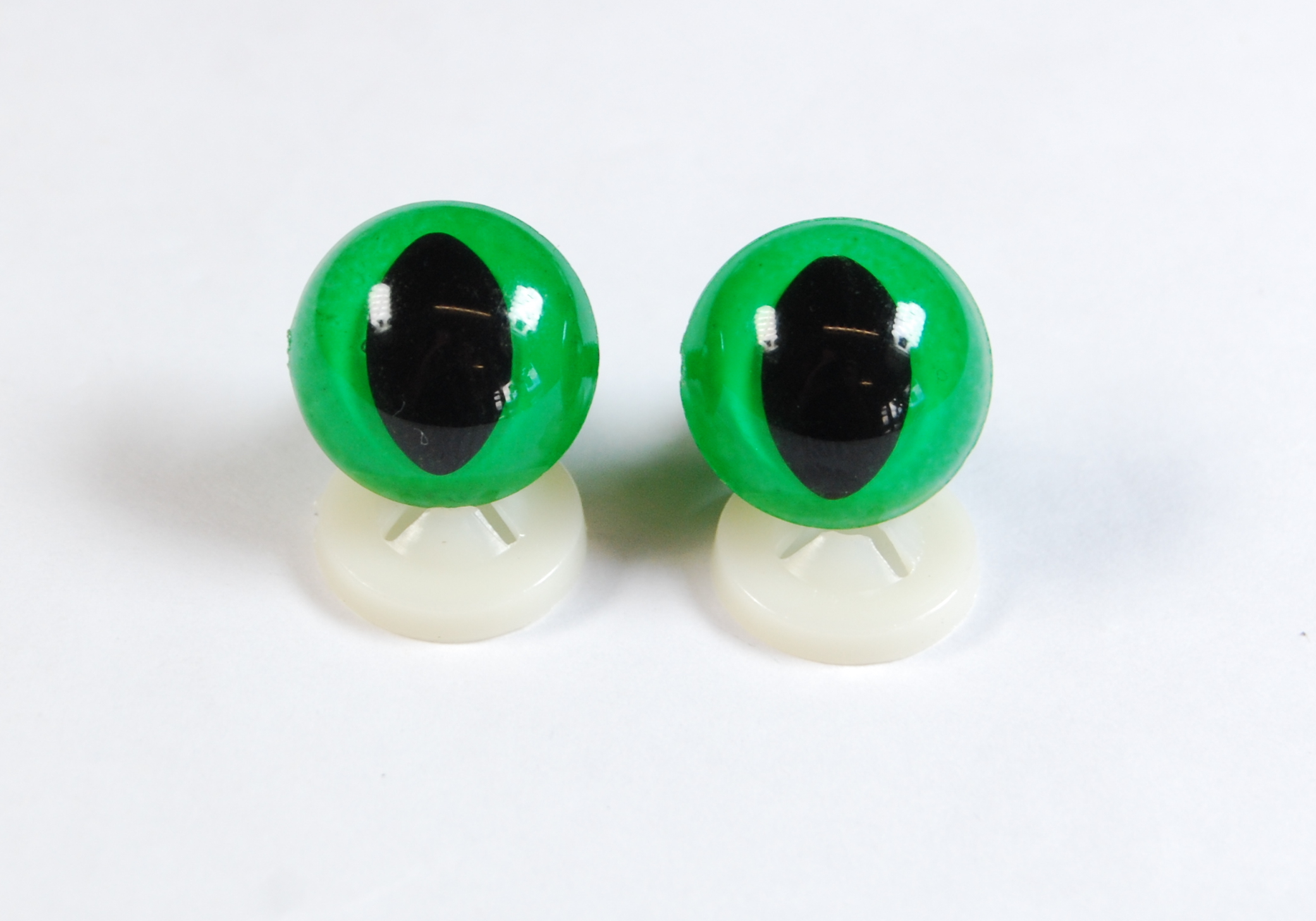 Pack of 1 Pair 12mm Green Cat Eyes with Plastic Backs CelloExpress